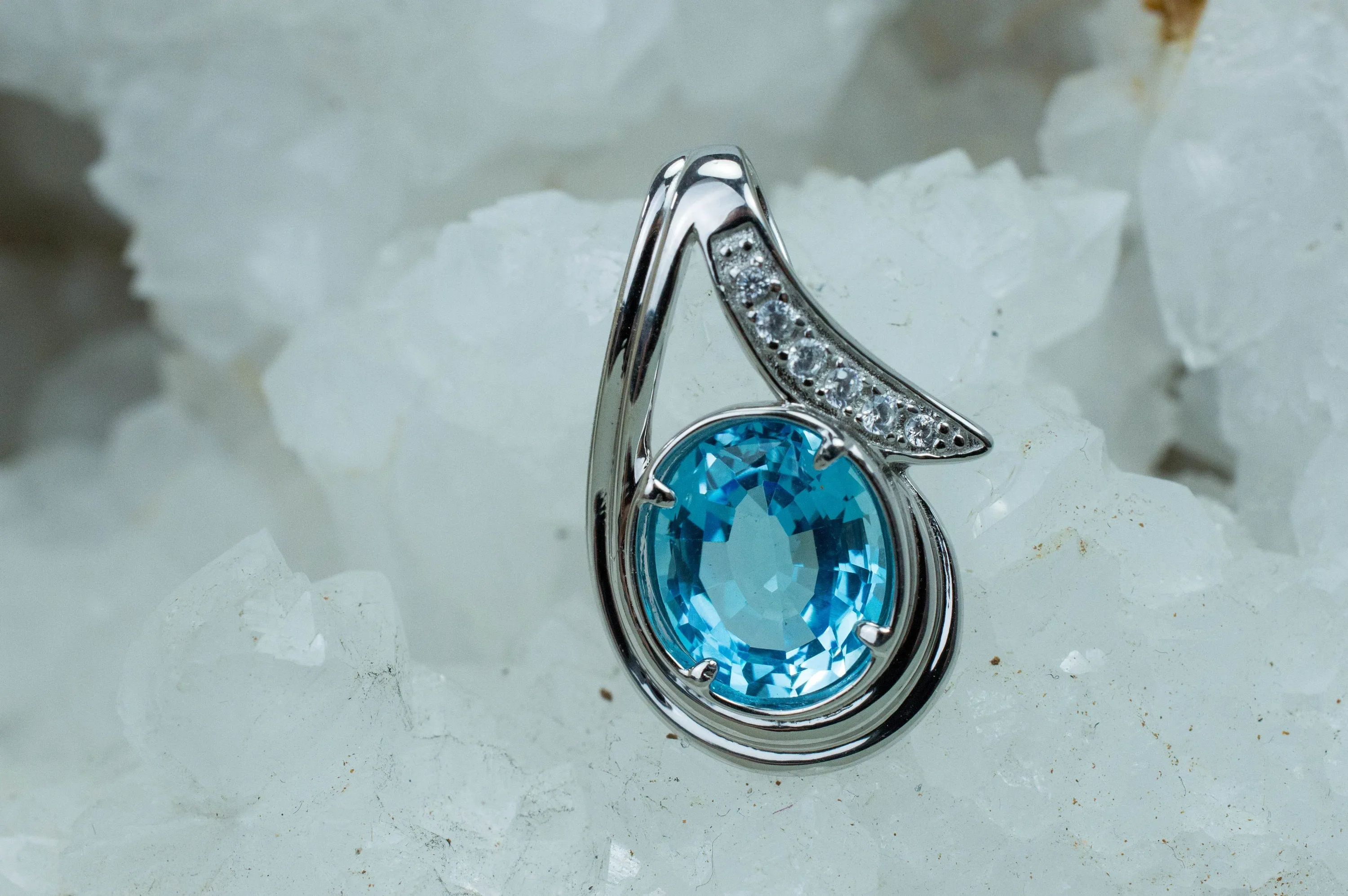 Blue Topaz Pendant; Genuine Brazilian Topaz; 5.470cts