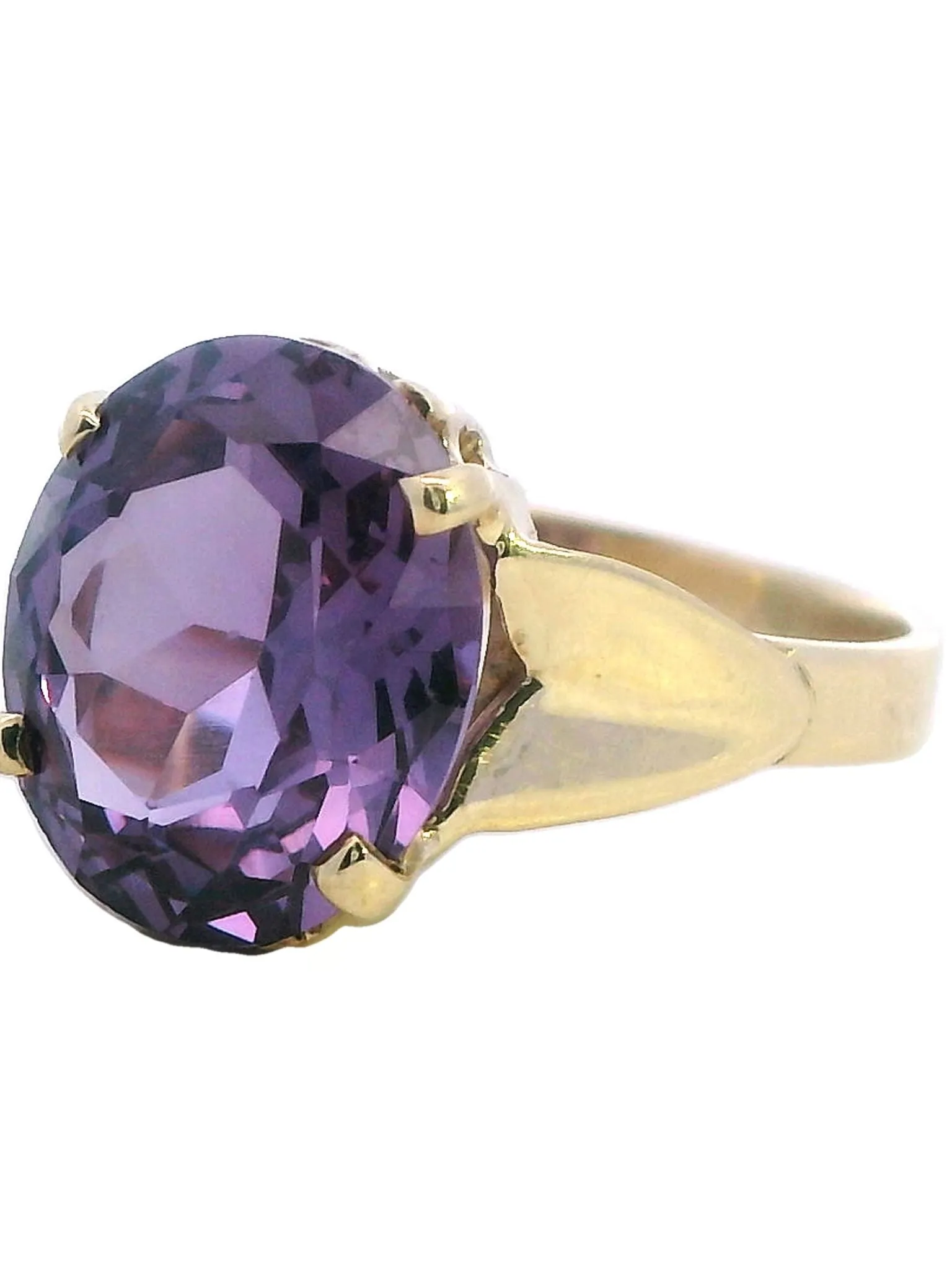 Enchanting Yellow Gold Ring with Captivating Colour Change Sapphire