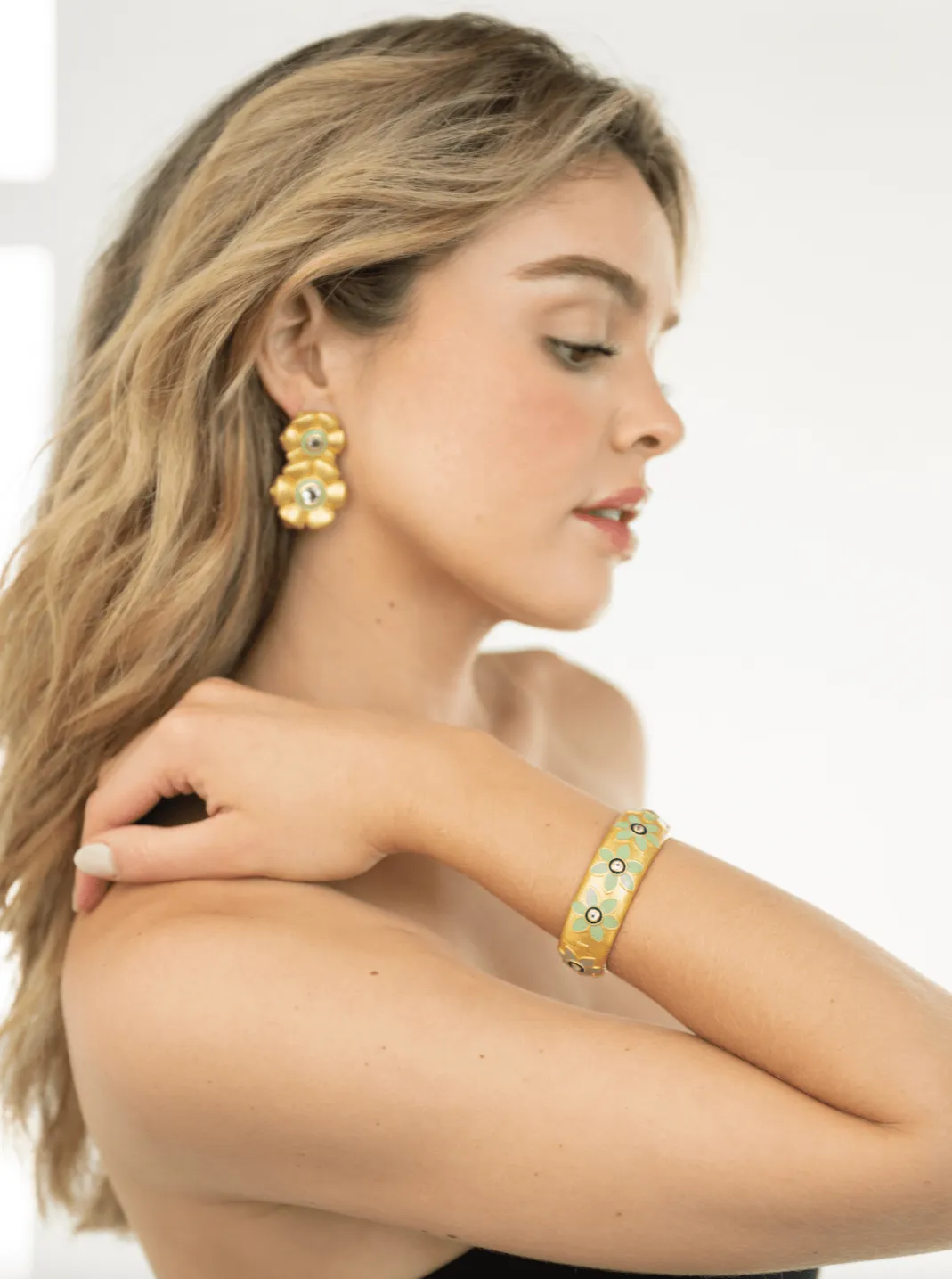Flower Bangle in White Topaz